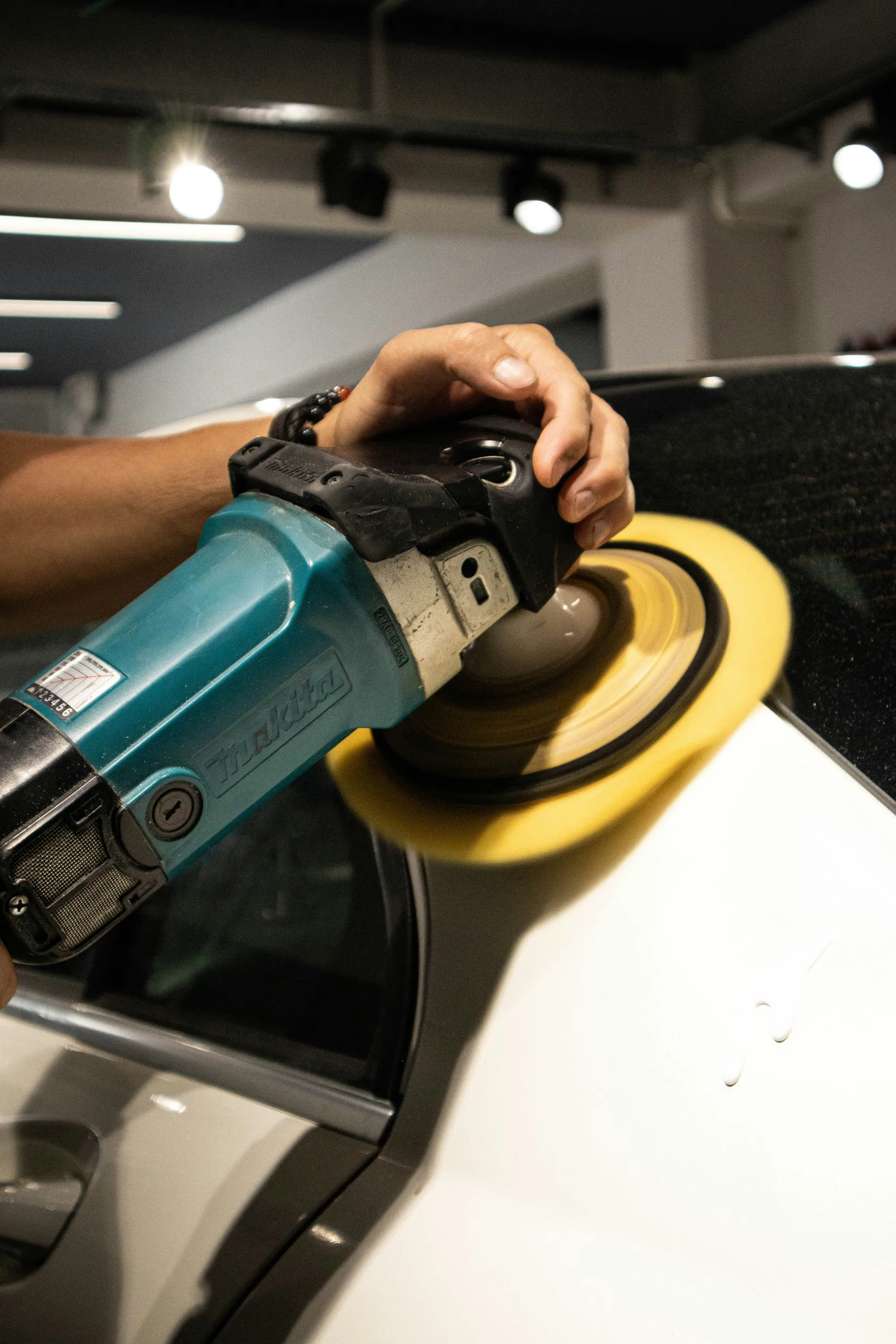 Coche con capa espejo tras la corrección de pintura y el detailing