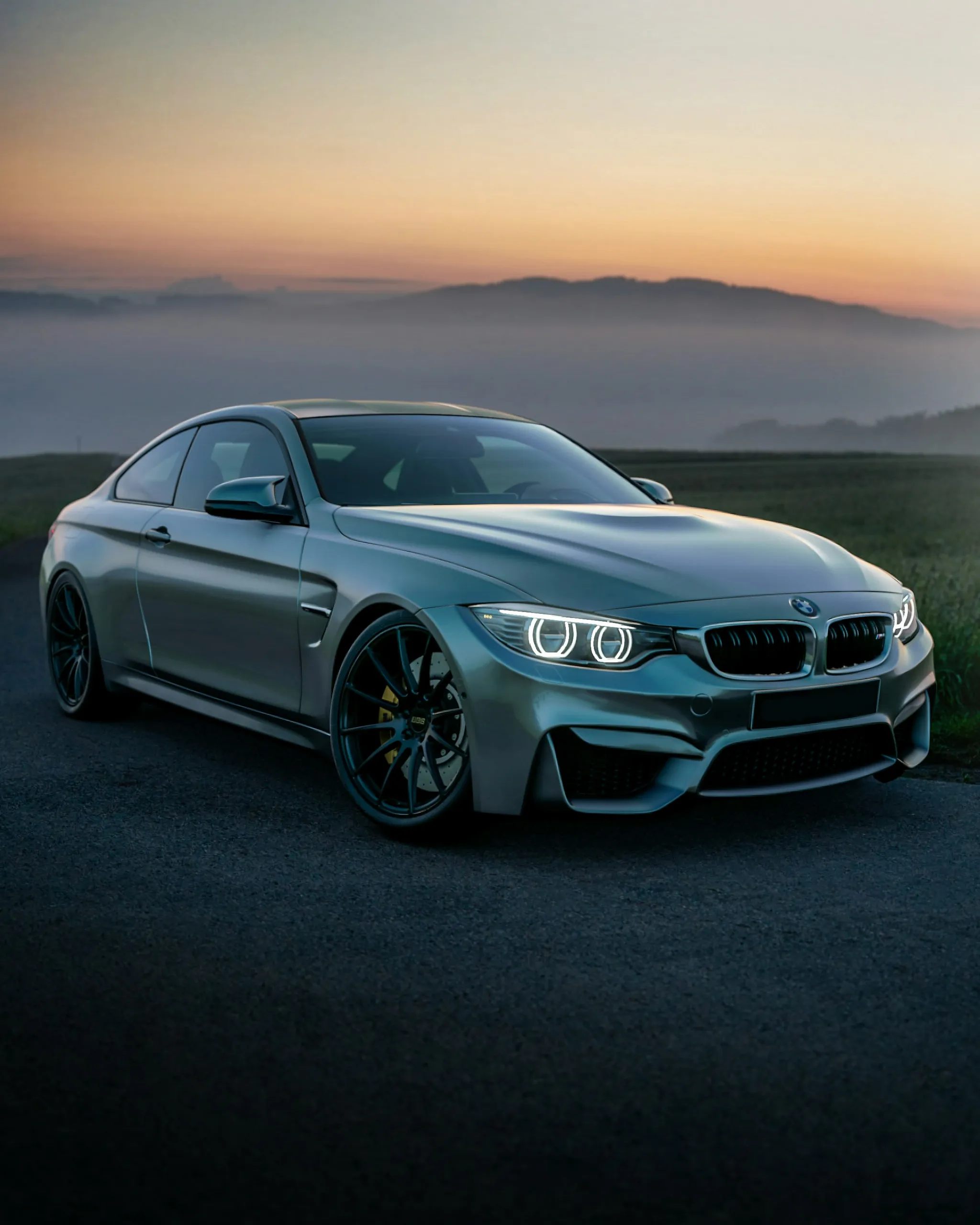 BMW M4 plateado tras la reparación de chapa y la pintura